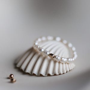 Elastischer Perlenring aus 2-4 mm Süßwasserperlen & 14k Gold filled Perle | Geschenk, Anti-Stress Ring, Brautschmuck | handmade, wasserfest