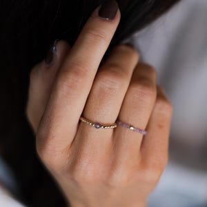 Pierścionek z kamieniem szlachetnym i perłami wypełnionymi 14-karatowym złotem (2 mm) | Wodoodporny, wytrzymały, elastyczny pierścionek do łączenia ze sobą, pierścionek antystresowy