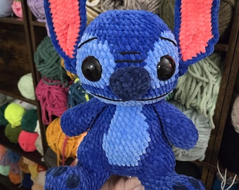 Peluche extraterrestre azul de crochet hecho a mano