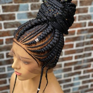 Peut inclure: Perruque noire tressée, coiffée en chignon haut avec des motifs complexes. La perruque présente de petites tresses fines le long de la racine des cheveux et des tresses plus épaisses sur le reste de la chevelure. Certaines tresses sont ornées de petites perles décoratives.