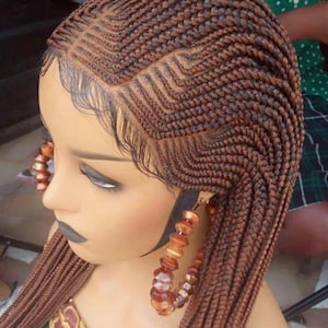 Könnte beinhalten: Eine braune geflochtene Perücke mit einem Spitzenfront. Die Perücke ist in einem geraden, langen und glatten Stil gestylt. Die Perücke befindet sich auf einem Mannequin-Kopf.