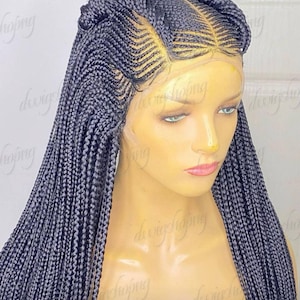 Puede incluir: Peluca trenzada gris oscuro con encaje frontal. La peluca presenta una serie de pequeñas trenzas, tejidas apretadamente, que caen sobre los hombros. Las trenzas están dispuestas en un patrón ordenado, con una línea de cabello de aspecto natural.