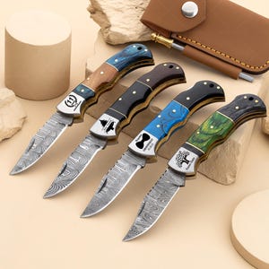 Navaja de bolsillo única de acero de Damasco grabada - Hoja plegable grabada / Regalo de padrino / Regalo de novio para hombres Regalo de aniversario para esposo él
