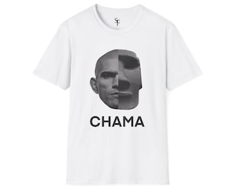 Op de afbeelding: Wit T-shirt met een zwart-witte afbeelding van een gezicht, half mens en half stenen beeldhouwwerk, en het woord "CHAMA" eronder.
