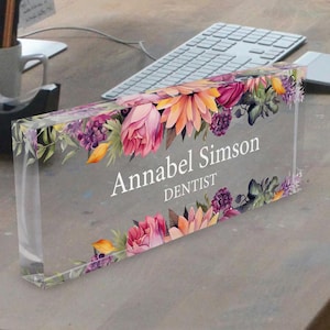 Placa de acrílico floral personalizada para mesa com nome em aquarela