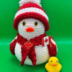 Op de afbeelding: Een set van drie keramische mokken met een gespikkelde, matte afwerking. De mokken zijn in crème, lichtgrijs en donkergrijs. Elke mok heeft een eenvoudig, minimalistisch ontwerp.