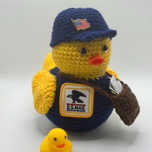 ¡Benjamin! ¡Pato cartero de peluche hecho a mano con ganchillo! ¡Tamaño mediano! El patito de goma no está incluido. ¡Solo para referencia de tamaño!