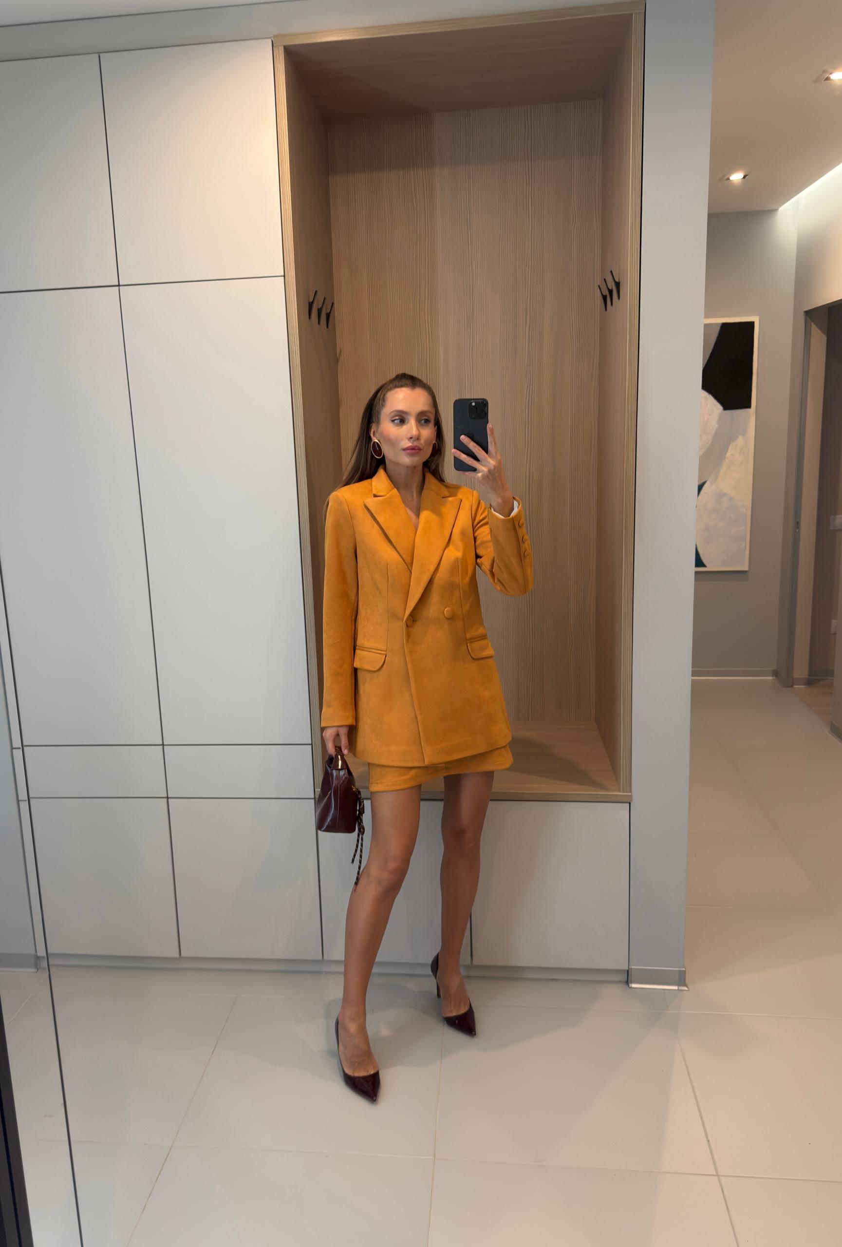 レディース向けマスタードスカートスーツ - ブレザーとミニスカートの