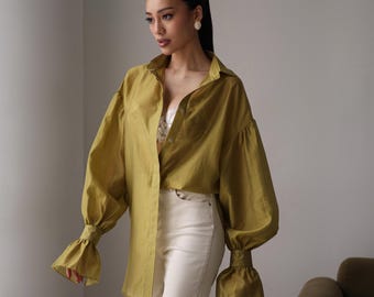 Camisa de tencel mostaza, blusa sostenible con mangas abullonadas, top oversize de lyocell, camisa ecológica amarillo mostaza, blusa con mangas llamativas
