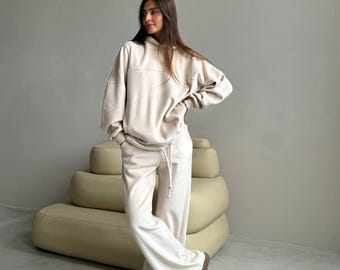 Completo da donna oversize con felpa e pantaloni a gamba larga, tuta comoda e minimalista, abbigliamento casual per il tempo libero e per i viaggi.