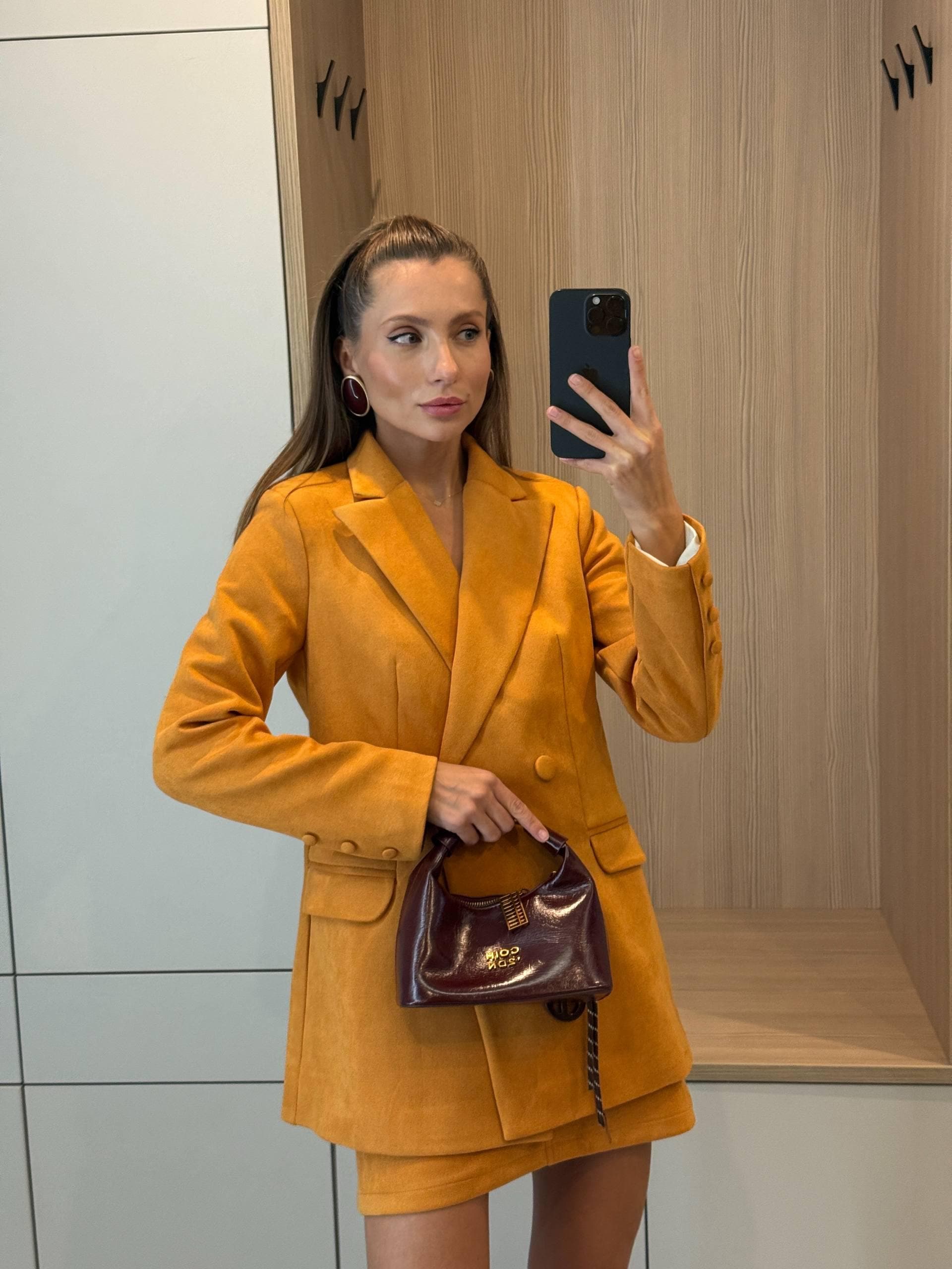 レディース向けマスタードスカートスーツ - ブレザーとミニスカートの