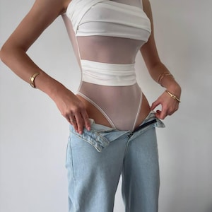 Weißer Bodysuit mit Rundhalsausschnitt und Mesh-Details, Party-Outfit für Frauen, ärmelloser Einteiler, lässiger durchsichtiger Trikotanzug, taillierter Bodysuit
