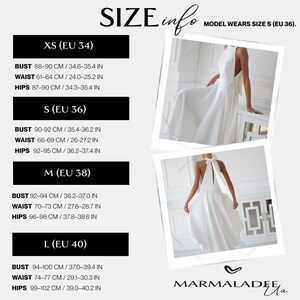 Pu&ograve; includere: Tabella delle taglie con misure di busto, vita e fianchi in cm e pollici per XS (EU 34) a L (EU 40). Due immagini di un abito bianco con collo all'americana e fiocco. Testo: "MODEL WEARS SIZE S (EU 36)".