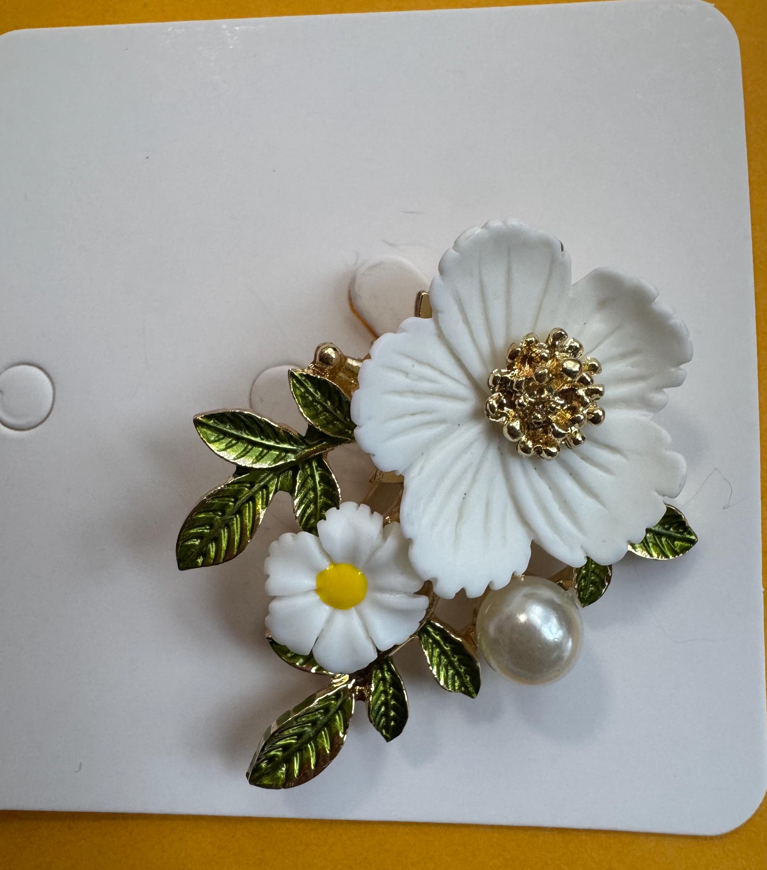 NWT - Cream White Floral Pearl Brooch Pin Bridal Shower MOTB Brunch Wedding Amazon.com: AeraVida Cultured Freshwater White Pearls Retro  main image 3