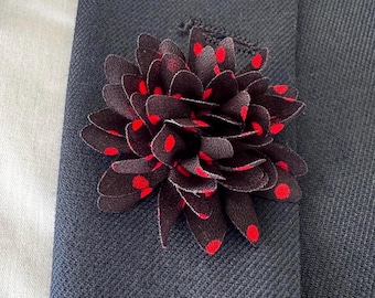 Black and Red Polka Dot Fabric Flower Lapel Pin – Men’s Suit Accessory, Wedding Boutonniere, Groomsmen Gift, Stylish Lapel Decoration Pin