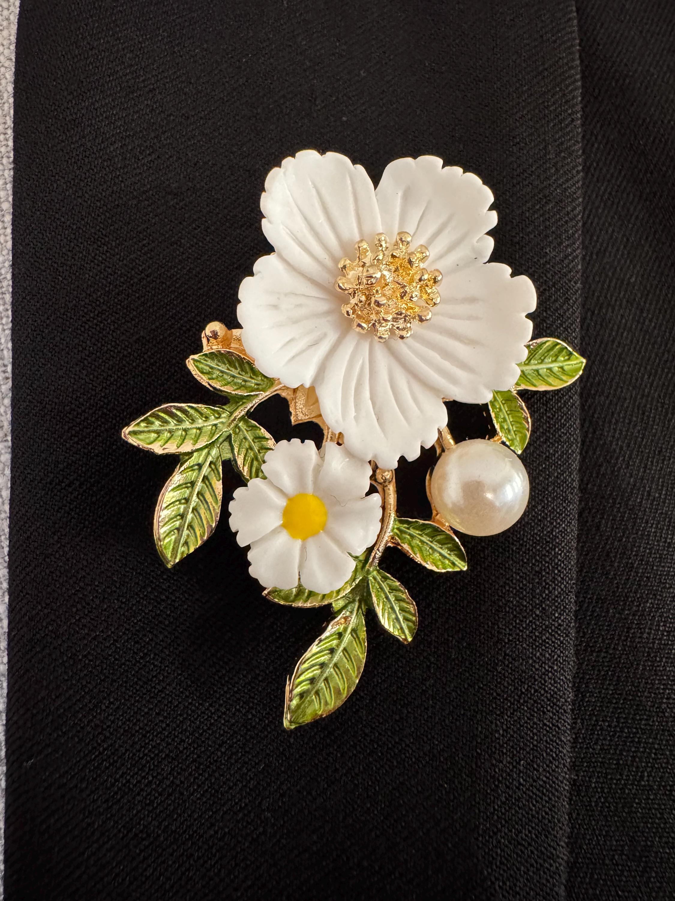 White Floral Brooch Pin With Pearl Accent, Gold Tone Flower  display picture 1