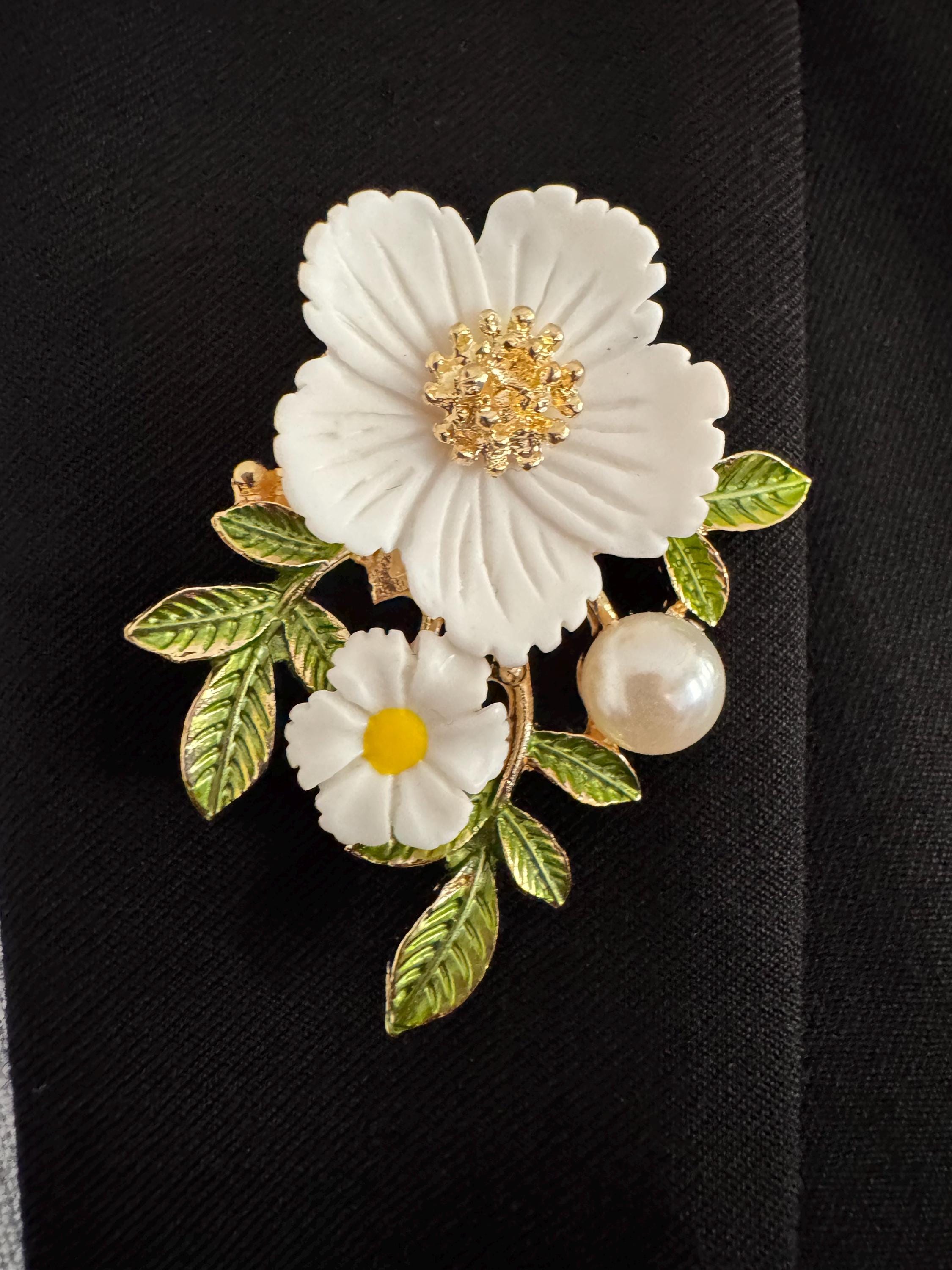 White Floral Brooch Pin With Pearl Accent, Gold Tone Flower  display picture 2