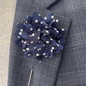 Épinglette fleur en tissu à pois | Cadeau garçon d'honneur