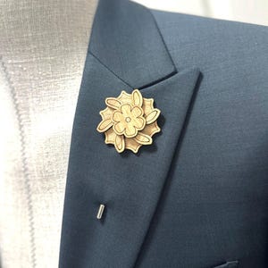 Unique Wood lapel Flower pin for Men, Wooden brooch pin, Wedding groomsmen pin, Groom lapel pin, Suit Lapel Pin,Men Suit  Accessories