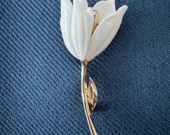 White Tulip Flower Brooch Pin, Vintage Gold Tone Floral Pin, Mother of Pearl Look, Elegant Lapel Pin Gift for Her