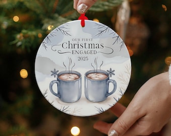 私たちの最初のクリスマス婚約2025オーナメントPNG昇華デザイン、クリスマスオーナメントデジタルデザイン、インスタントダウンロードマグカップ愛好家カップルギフト