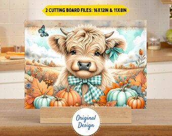 Puede incluir: Tabla de cortar decorativa con una ilustración de acuarela de una vaca de las Tierras Altas con un lazo verde azulado y una pajarita a cuadros, rodeada de calabazas y hojas de otoño. El texto en la parte superior dice "2 Cutting Board Files: 16x12in & 11x8in".
