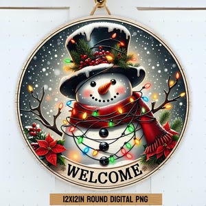 Op de afbeelding: Ronde houten bord met een sneeuwpop met een zwarte hoge hoed, rode sjaal en lichtsnoer. Het woord "WELCOME" staat onderaan. Het bord is 30x30 cm en is een digitale PNG.