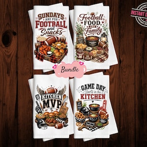 Puede incluir: Un conjunto de cuatro paños de cocina blancos con diseños temáticos de fútbol. Cada paño presenta texto e ilustraciones de balones de fútbol, comida y elementos del día del partido. Los paños incluyen frases como "Sundays are for Football and Snacks" y "Game Day Starts in the Kitchen".