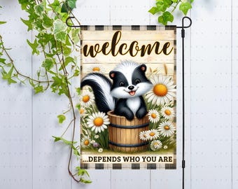 Bandera de jardín de bienvenida divertida, diseño de sublimación PNG, decoración de jardín, pancarta rústica a cuadros, regalo divertido para amantes de las mofetas, PNG, solo digital 300 dpi