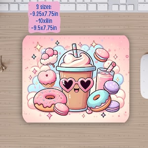 Puede incluir: Un ratón de ordenador rosa y blanco con una ilustración de dibujos animados de un batido con ojos saltones, donuts y otros dulces. El texto "9 tamaños:" está escrito en azul en la parte superior del ratón de ordenador. Los tamaños que se indican son 9.25x7.75in, 10x8in y 9.5x7.75in.