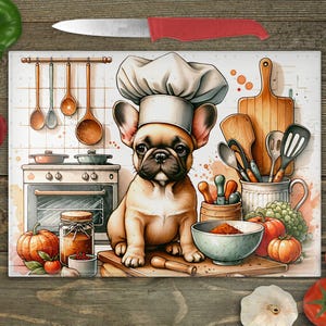 Könnte beinhalten: Aquarellartige Illustration eines französischen Bulldoggen-Kochs mit Kochmütze, auf einem Schneidebrett. Küchenutensilien, Gemüse und ein Messer sind ebenfalls abgebildet, was ein kulinarisches Thema schafft. Warme Farbtöne.