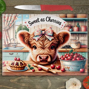 Pode incluir: Uma tábua de cortar de vidro com uma vaca Highland de desenho animado fofa usando um laço rosa. A vaca está olhando para o espectador. A tábua de cortar tem o texto "Sweet as Cherries". Há uma torta, cerejas e um rolo de massa na tábua de cortar.