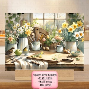 Op de afbeelding: Een aquarelprint met een keukenscène met narcissen in witte kruiken, een houten snijplank en een groene appel. De print bevat tekst met drie plankmaten: 39x28cm, 41x30cm en 28x20cm.