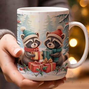 Kubek świąteczny Raccoons, 11oz i 15oz kubek sublimacyjny projekt, szopy z prezentami w stylu kreskówek świąteczny sezon kubek PNG