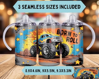 Può includere: Tre tazze in acciaio inossidabile con beccuccio e manici, ciascuna con un design di monster truck con fiamme e la scritta "BORN TO ROLL". Le tazze sono decorate con stelle e uno sfondo di strada sterrata. Misure: 22,6x11,7cm, 22,9x14cm, 23,6x13,5cm.