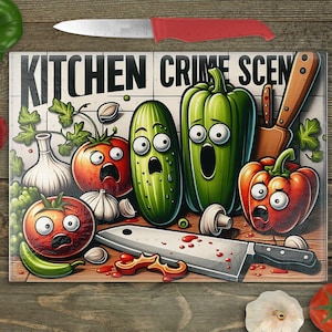 以下が含まれることがあります： 驚いた表情をした野菜の漫画イラストが描かれたキッチンのまな板。まな板には「Kitchen Crime Scene」という文字が印刷されています。野菜には、緑のピーマン、キュウリ、赤のピーマン、トマトが含まれています。