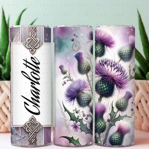 Peut inclure: Trois gobelets en acier inoxydable avec un motif de chardon violet et vert. Le gobelet de gauche présente un motif de nœud celtique argenté et le nom "Charlotte" écrit en noir.