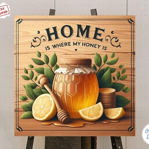 Puede incluir: Cartel de madera con el texto "HOME is where my honey is". La imagen presenta un tarro de miel, un cucharón de miel, rodajas de limón y hojas verdes. El diseño tiene un estilo rústico y campestre.