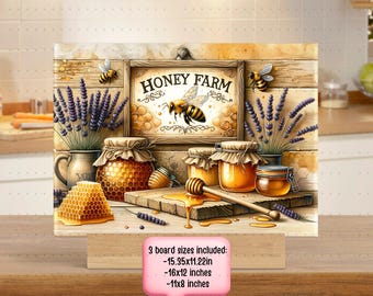 Op de afbeelding: Een rustiek houten bord met de tekst "Honey Farm" in een gouden lijst, omringd door honingpotten, lavendeltakjes en bijen. Het bord is op een houten achtergrond met een honingraatpatroon.