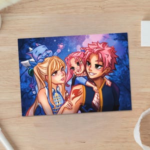 Puede incluir: Una colorida impresión de estilo anime que presenta un retrato familiar. La obra de arte representa a una mujer con cabello rubio, un hombre con cabello rosado y un niño con cabello rosado. También hay una criatura azul con forma de gato. El fondo es una escena nocturna estrellada.