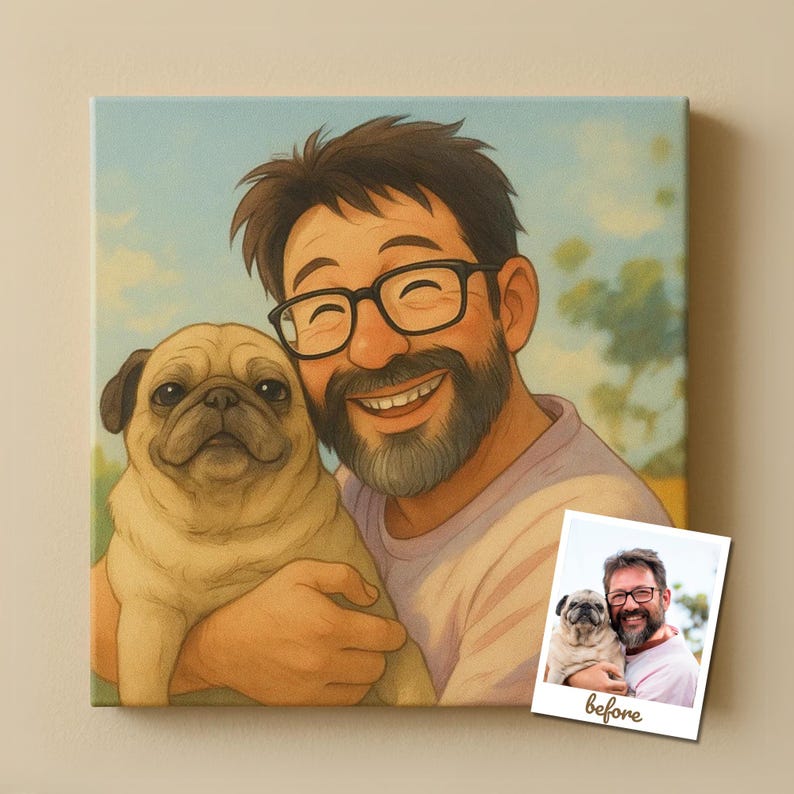 Op de afbeelding: Een digitale schildering van een man met een baard en bril die lacht en een mopshond vasthoudt. De man draagt een lichtroze shirt. Een Polaroid-foto van de man en de mopshond bevindt zich in de rechterbenedenhoek van de afbeelding. De foto heeft het woord "voor" erop.