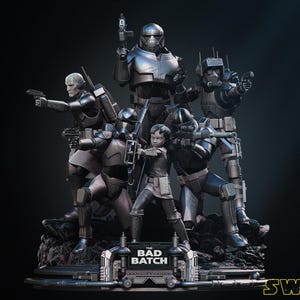 Könnte beinhalten: Ein 1/6-Maßstab-Modell aus Resin und FDM des Bad Batch aus Star Wars: The Bad Batch. Das Modell zeigt die fünf Mitglieder des Bad Batch, darunter Hunter, Wrecker, Tech, Echo und Crosshair, in ihrer charakteristischen Rüstung. Das Modell ist in einer dynamischen Action-Pose aufgestellt, wobei die Figuren ihre Waffen halten. Das Modell steht auf einem Sockel mit dem aufgedruckten Text "The Bad Batch".