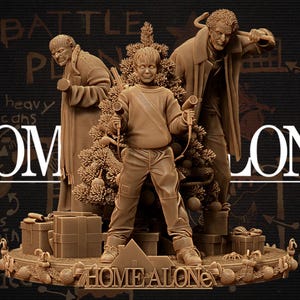 Puede incluir: Una escultura marrón que presenta personajes de la película "Solo en casa". La figura central es un niño que sostiene herramientas, flanqueado por dos figuras adultas. Las palabras "HOME ALONE" se muestran de forma destacada, con el logotipo de "Wicked" en la parte inferior.