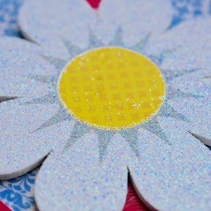 Glitter Daisy Bowholder image 2