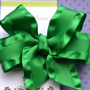 D2 - Kelly Green Doppel-Rüschen-klassische Diva Schleife