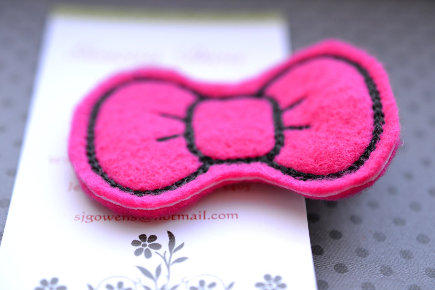 M2 - ホットピンクのハローキティリボン刺繍フェルトヘアクリップ