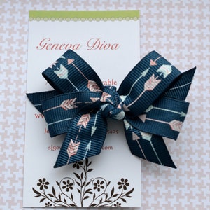 A3 - Koralle und Aqua Pfeile auf marineblauer MINI Diva Schleife