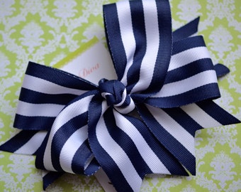 BB2 - Rayas preppy en azul marino y blanco XL Diva Bow