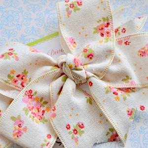 BB1 - Ivory Linen with Delicate Pink Flowers XL Diva Bow