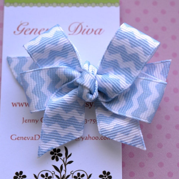 Hellblau und Weiß Chevron MINI Diva Bow